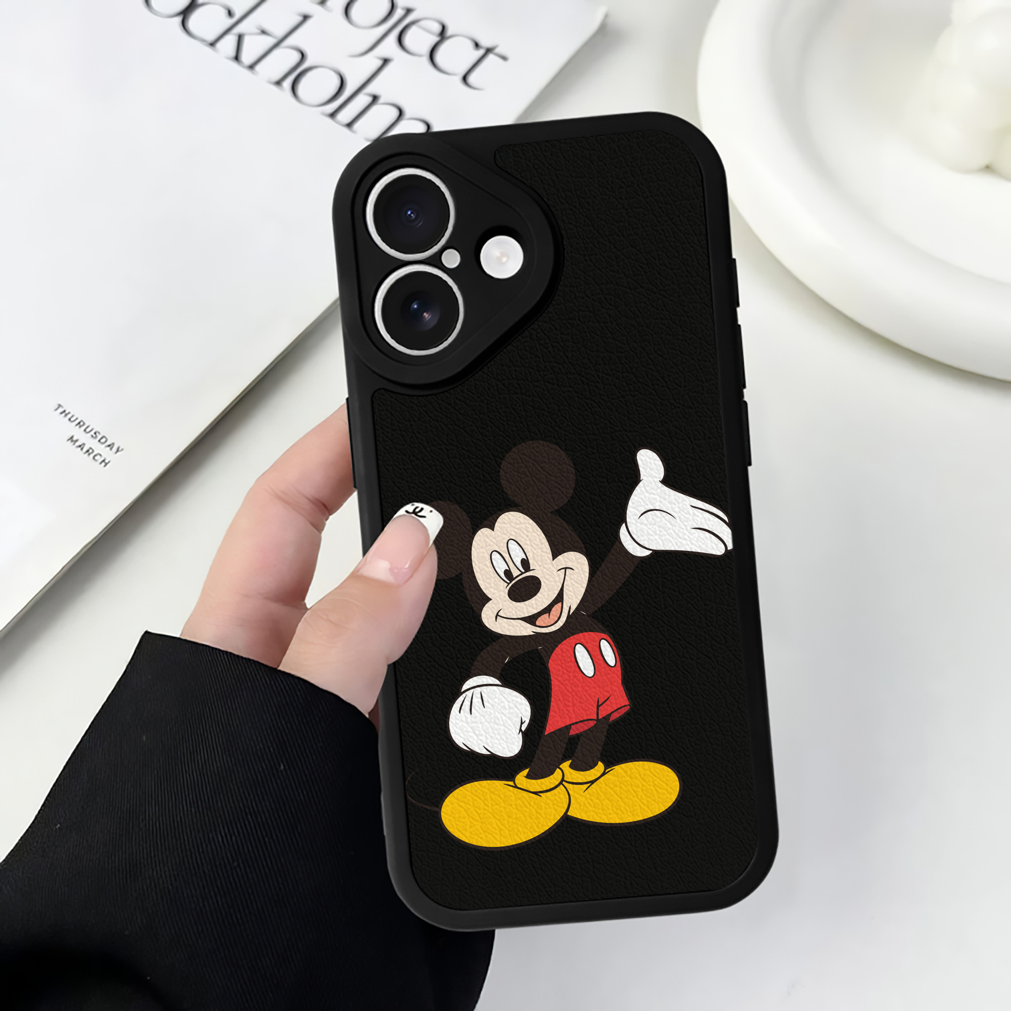（画像用） ミッキーマウス Mickey Mouse 【iPhone 16シリーズ対応】シリコンスマホケース（レザー調） 材質：シリコン